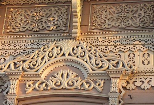 Домовая резьба по дереву как идеальный вариант экстерьера дома 