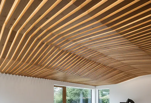 Декоративные дубовые рейки на потолке современного интерьера с мягкой подсветкой