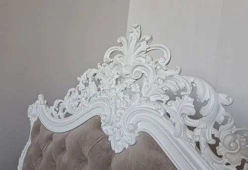 Классическое изголовье с белым резным декором – утонченность в деталях