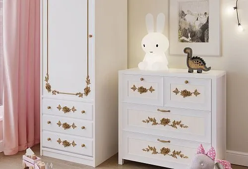 Детская стенка из натурального дерева с резными элементами и белым покрытием