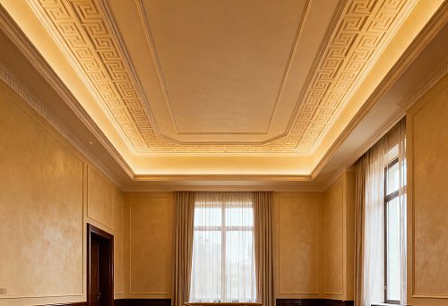 Классический интерьер с лепниной на потолке и широким деревянным плинтусом в стиле «тихая роскошь»