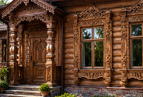 Резные наличники из дерева для окон, дверей и интерьера