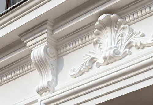 Фасадный декор карниз с лепными элементами над окном в классическом стиле