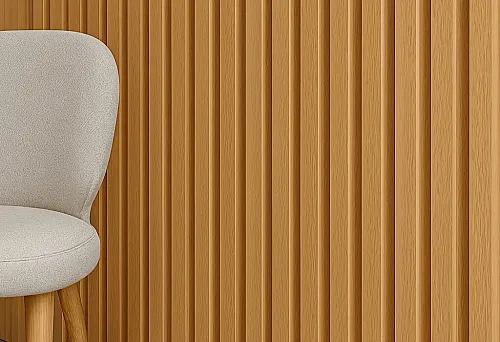 Интерьер с декоративными вертикальными деревянными планками на стене и мягким креслом