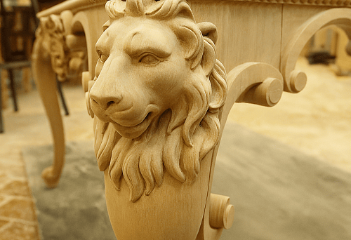 Резная деревянная ножка подстолья в виде головы льва — уникальное дизайнерское решение для эксклюзивной мебели