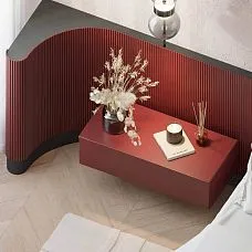 Бордовая реечная панель из МДФ PAN-002 в спальне, декоративная отделка стены с вертикальным рельефом