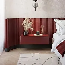 Реечная панель PAN-002 из МДФ в интерьере спальни, декоративная стеновая панель бордового цвета за прикроватной тумбой