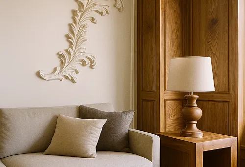 Интерьер STAVROS с деревянными панелями и лепниной в классическом стиле.