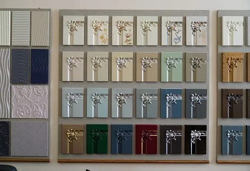 Коллекция образцов мебельных фасадов с резными декоративными накладками в разных цветах