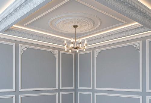 Элегантный потолочный ансамбль из полистирола с карнизами, плинтусами и молдингами в классическом интерьере