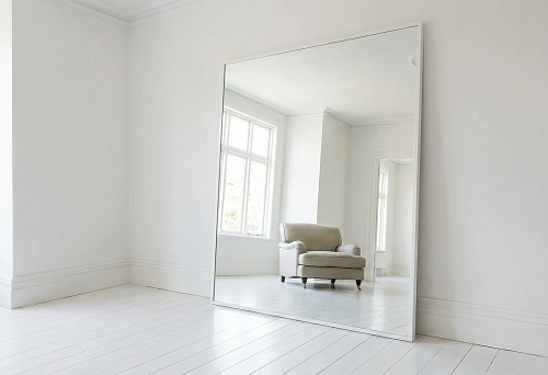 Визуальное расширение: белый плинтус + большое зеркало = +20% пространства