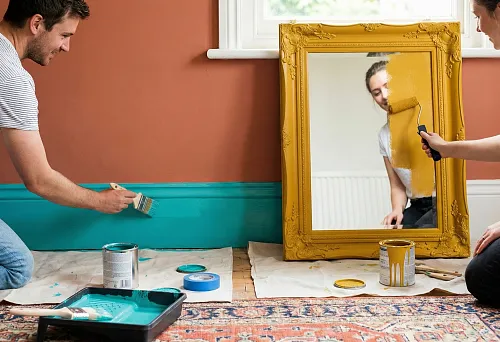 Цветной интерьер: как покрасить плинтус и раму зеркала в яркие тона