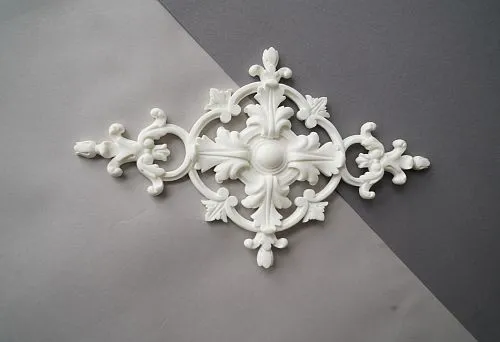 Декоративная розетка из полиуретана с объемным орнаментом