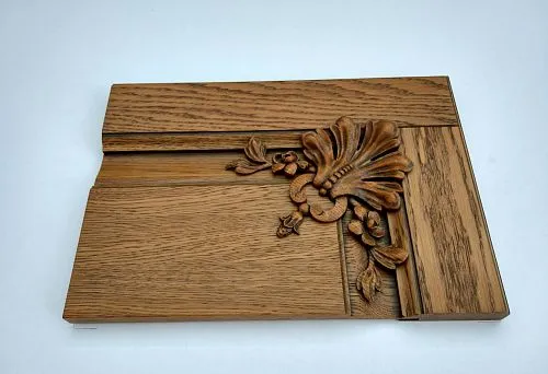 Декоративная панель с резным украшением для интерьера гостиной