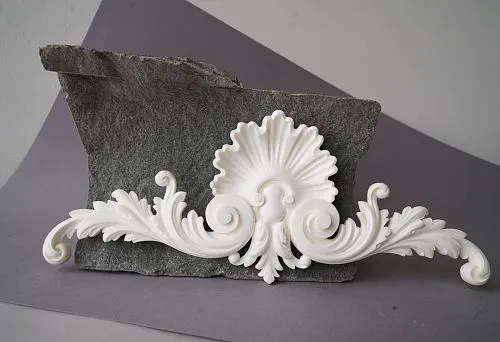 Полиуретановый элемент декора для современного интерьера на сером фоне