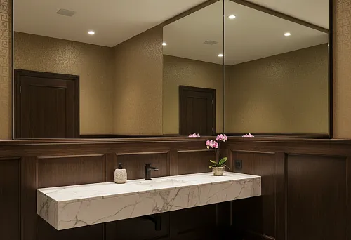 Гостевой санузел, который "вау": высокий плинтус-панель и зеркало до потолка