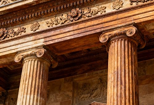 Фасадный декор с колоннами и резными элементами классического стиля