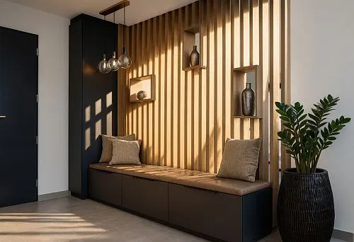 современный интерьер с деревянными рейками на стене, встроенной скамьей с подушками и декоративными элементами