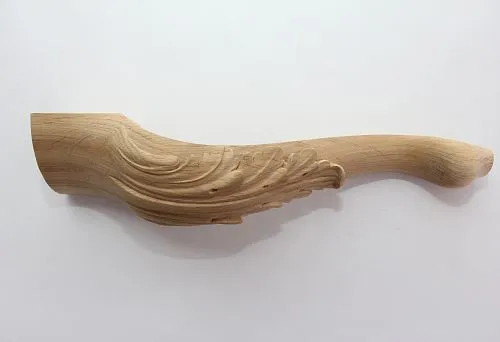 Гнутая ножка из натурального дерева – элегантность и надежность.