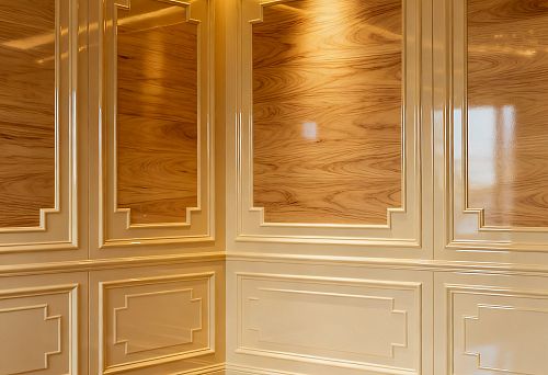 Оформление стен в классическом стиле с элементами из дерева и полиуретана.