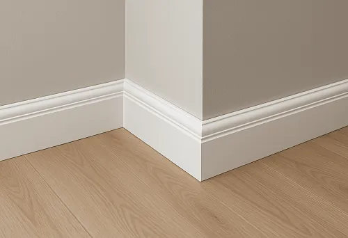 Белый плинтус на стыке светлого пола и стены в современном интерьере