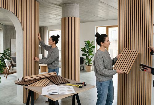 Гибкие стеновые панели рейки: как выбрать реечное решение для стен, колонн и радиусных поверхностей