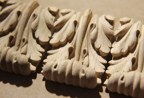 Резной дубовый элемент с тонкой проработкой деталей, демонстрирующий высокую точность технологии производства мебели