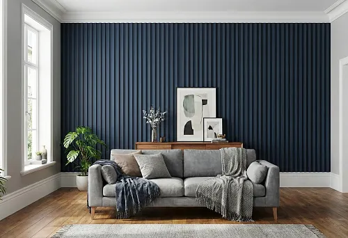 Гостиная с акцентной стеной из вертикальных панелей и классическим потолочным карнизом