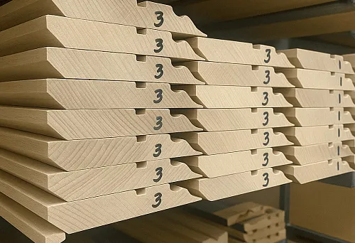 Высокие деревянные плинтуса на складе перед установкой