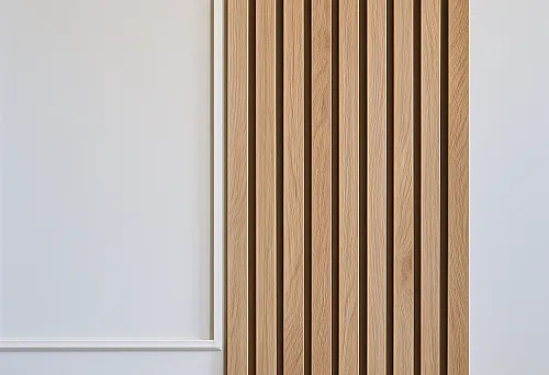 Белый плинтус и вертикальные деревянные рейки в современном интерьере.