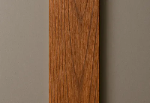 Декоративная планка из дерева крупным планом на сером фоне