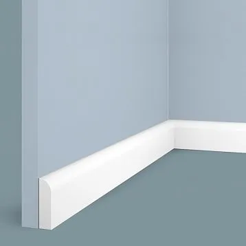  Плинтус напольный BE55 из полистирола HI WOOD высотой 55 мм и толщиной 15 мм с гладкой поверхностью белого цвета