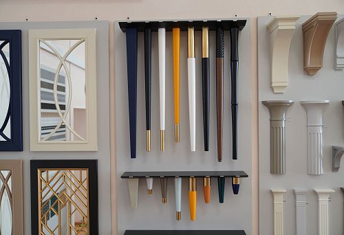 Коллекция мебельных ножек разных форм, цветов и отделок с металлическими накладками,