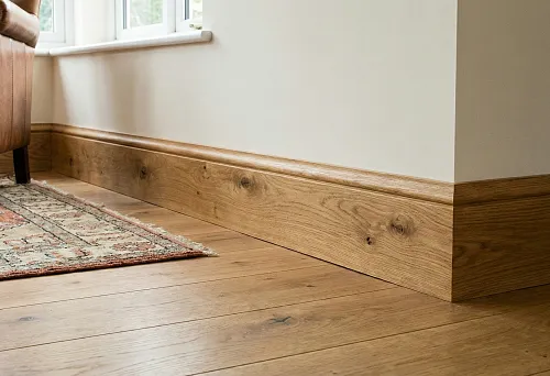 Высокий напольный деревянный плинтус с мягким профильным скруглением в классической гостиной.