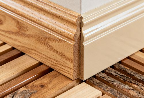 Угол стены с плинтусами из массива и полиуретана.