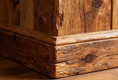 Плинтус деревянный Москва в интерьере с натуральной текстурой дерева