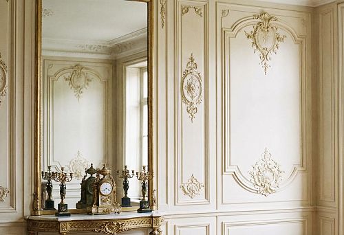 Изображение классического интерьера со светлыми стенами, украшенными молдингами и декоративными накладками