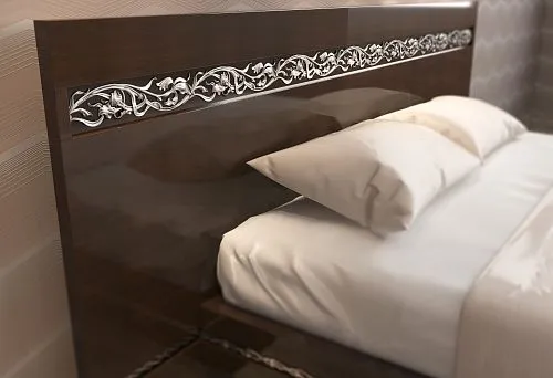 Фрагмент деревянной кровати с изголовьем из массива, украшенным резным орнаментом ручной работы