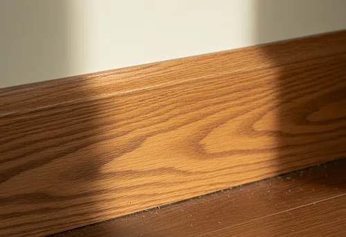 Плинтус из массива дерева у стены крупным планом