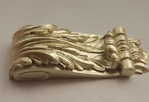 Элегантный элемент лепного декора в классическом дизайне.