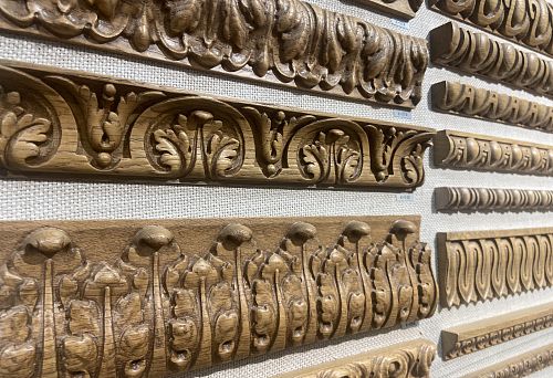 Коллекция декоративных элементов из дерева, предназначенных для оформления рамок и интерьера