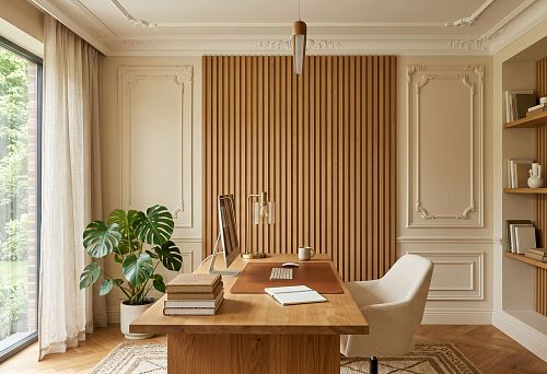 Лепной декор и деревянные рейки для домашнего кабинета: как оформить рабочую зону в едином стиле