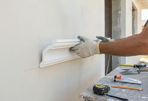 Лепнина из полиуретана фасадная — монтаж фасадного молдинга на подготовленную стену, разметка по уровню, нанесение клея и прижатие элемента, инструменты для установки фасадного декора