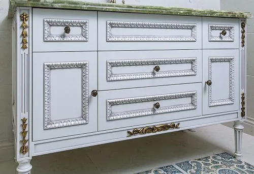 Изящная белая тумба для ванной с резными элементами