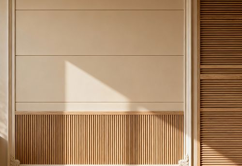 Стена с декоративными панелями и рейками из дуба.