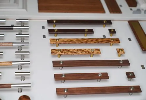 Образцы фурнитуры и отделочных материалов для планирования дизайна.