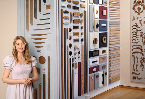 Демонстрационные панели с разнообразными формами и текстурами мебельных фасадов и накладок