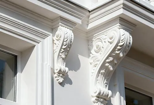 Фасадный декор в Москве с декоративными консолями и карнизами в классическом стиле