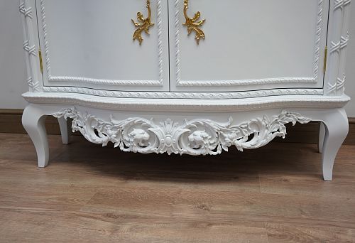 Элегантный деревянный комод с резными элементами, созданный мастерами как часть мебельной симфонии