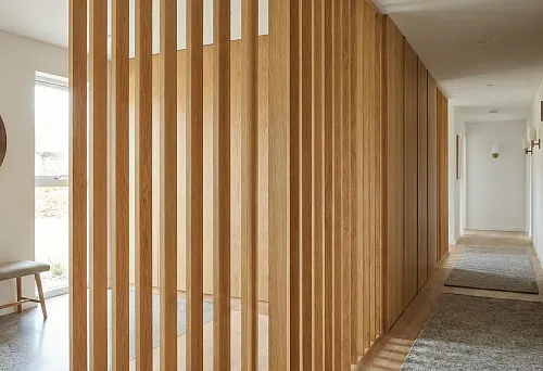 Декор прихожей и коридора: плоские балясины как элемент отделки